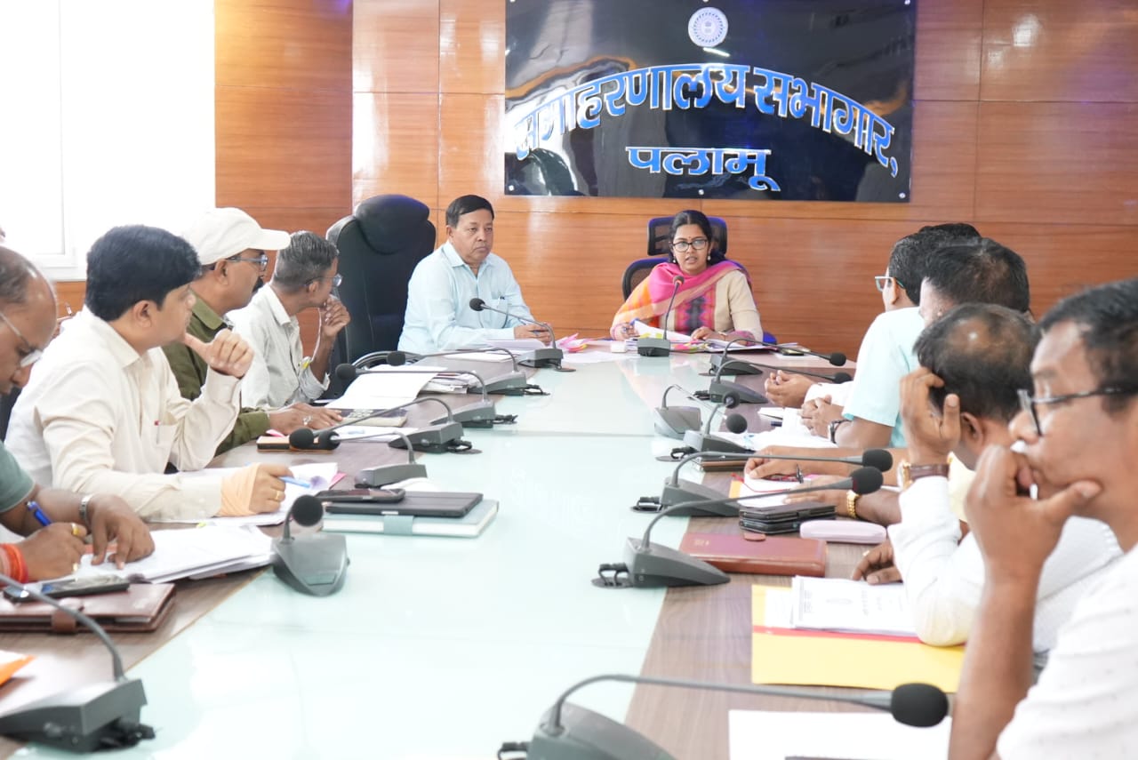 पलामूः डीसी का अधिकारियों को निर्देश- बैठक में अपडेट रिपोर्ट के साथ आएं