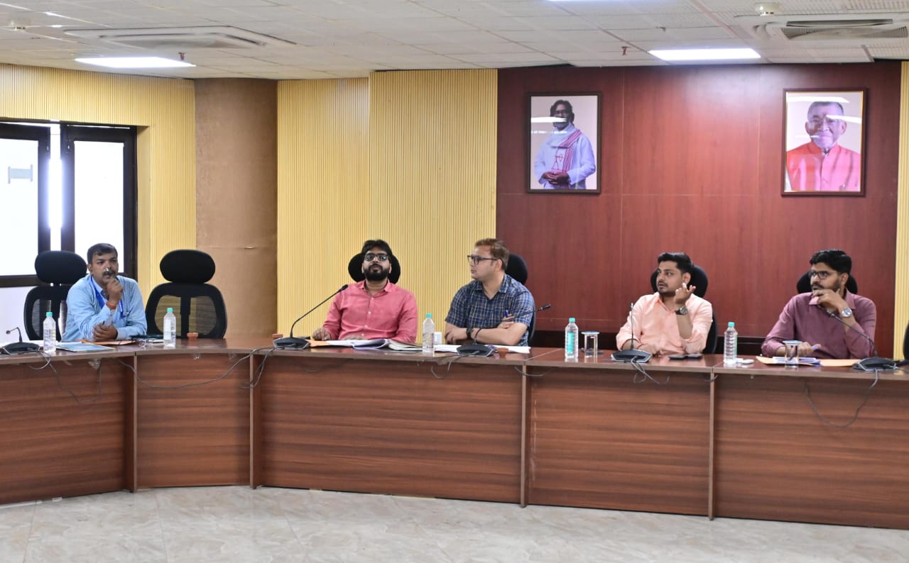 धनबादः डीसी की चेतावनी- बिना बायोमीट्रिक हाजिरी शिक्षकों को नहीं मिलेगा वेतन