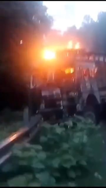 सरायकेलाः लखना घाटी में दुर्घटना के बाद ट्रक में लगी आग, चालक ने कूदकर बचाई जान