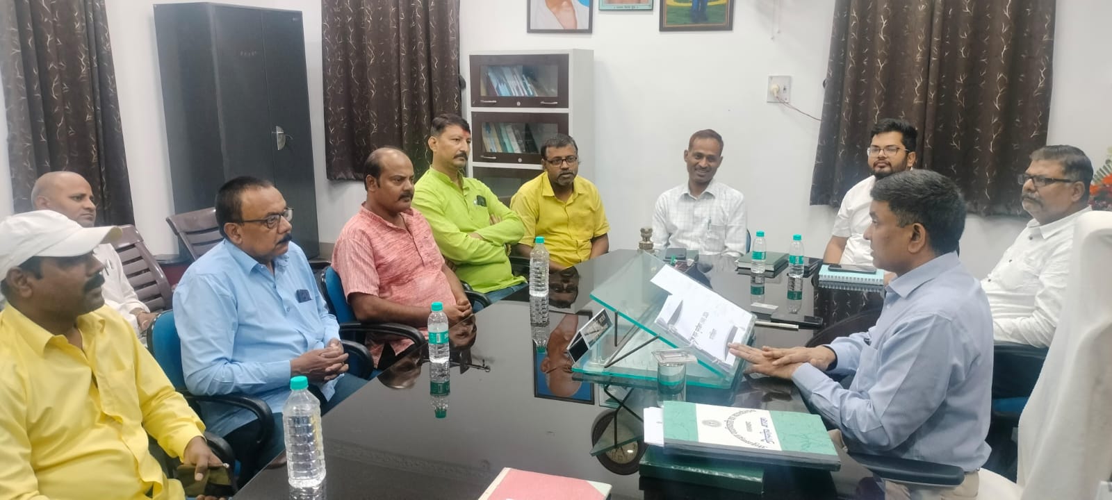 धनबादः एसडीओ ने राजनीतिक दलों संग की बैठक, बूथ लेवल एजेंटों की नियुक्ति पर चर्चा