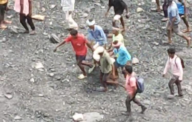 धनबादः  कोयले का ढेर गिरने से दो की मौत, कई के दबने की आशंका