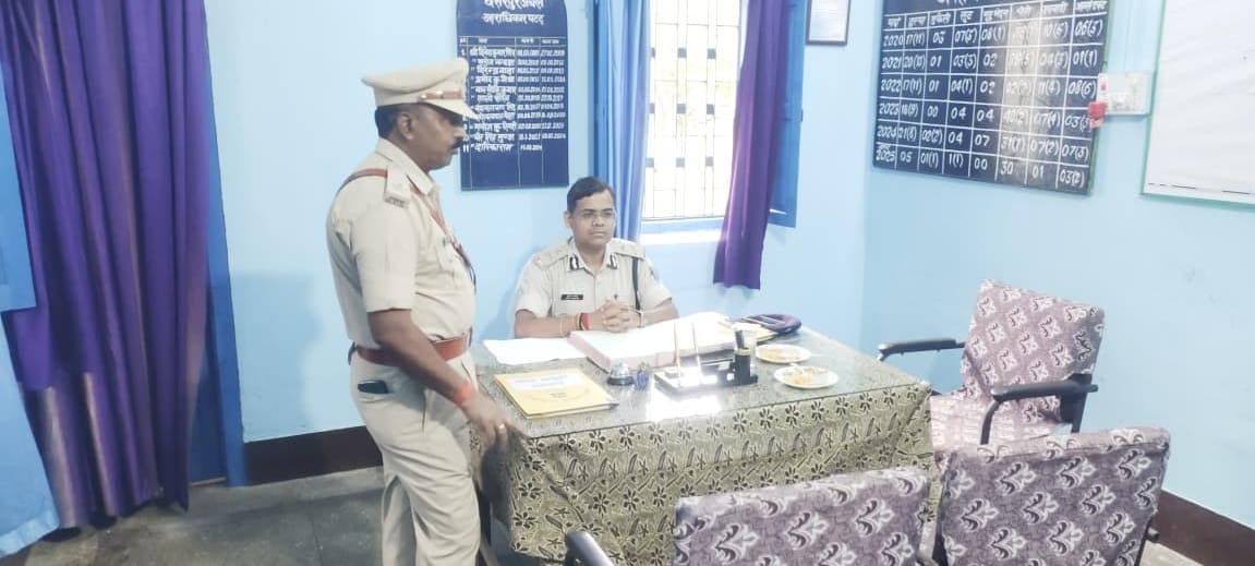 पलामूः आईजी ने छतरपुर पुलिस अंचल कार्यालय का किया निरीक्षण, लंबित मामलों के त्वरित निष्पादन का निर्देश