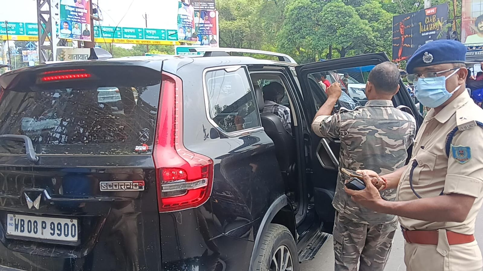 धनबाद में ट्रैफिक पुलिस का काला शीशा हटाओ अभियान, झामुमो नेता के पुत्र पर भी कार्रवाई