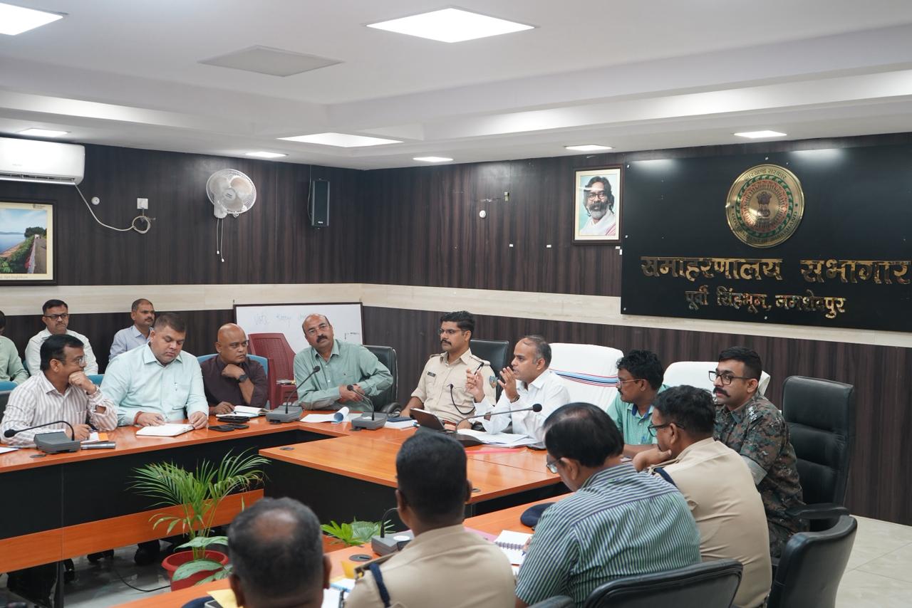 जमशेदपुरः बालू की कालाबाजारी, अवैध स्टॉक की रोकथाम को चलाएं अभियान- डीसी
