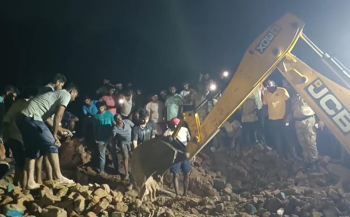 धनबादः लोदना में जर्जर क्वार्टर ढहने से 3 लोगों की दबकर मौत, चार घायल