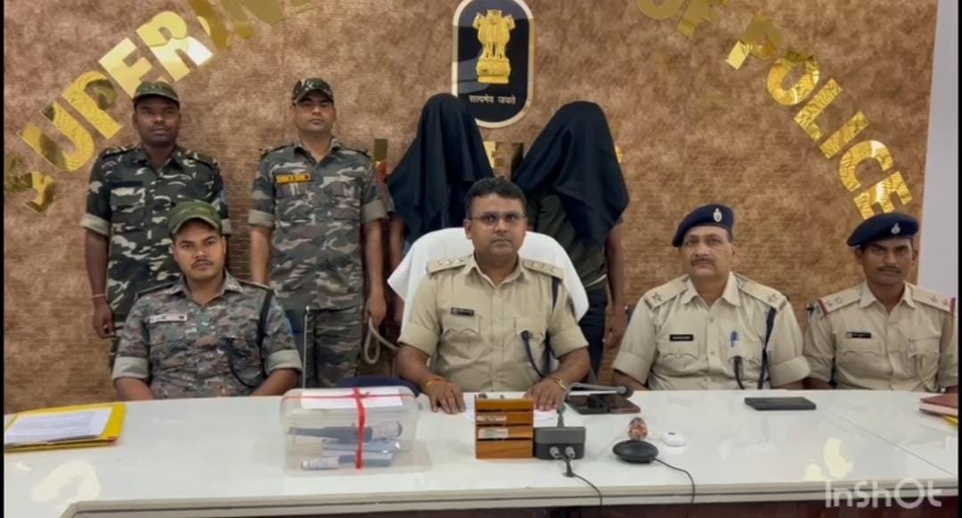 लातेहारः राहुल दुबे गैंग के दो अपराधी हथियार व बम के साथ अरेस्ट