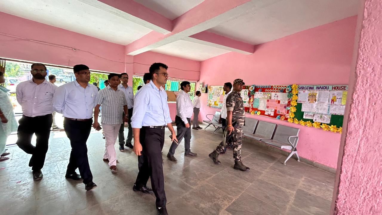 लातेहारः डीसी ने किया चंदवा प्रखंड के गांवों का दौरा, विकास योजनाओं का लिया जायजा