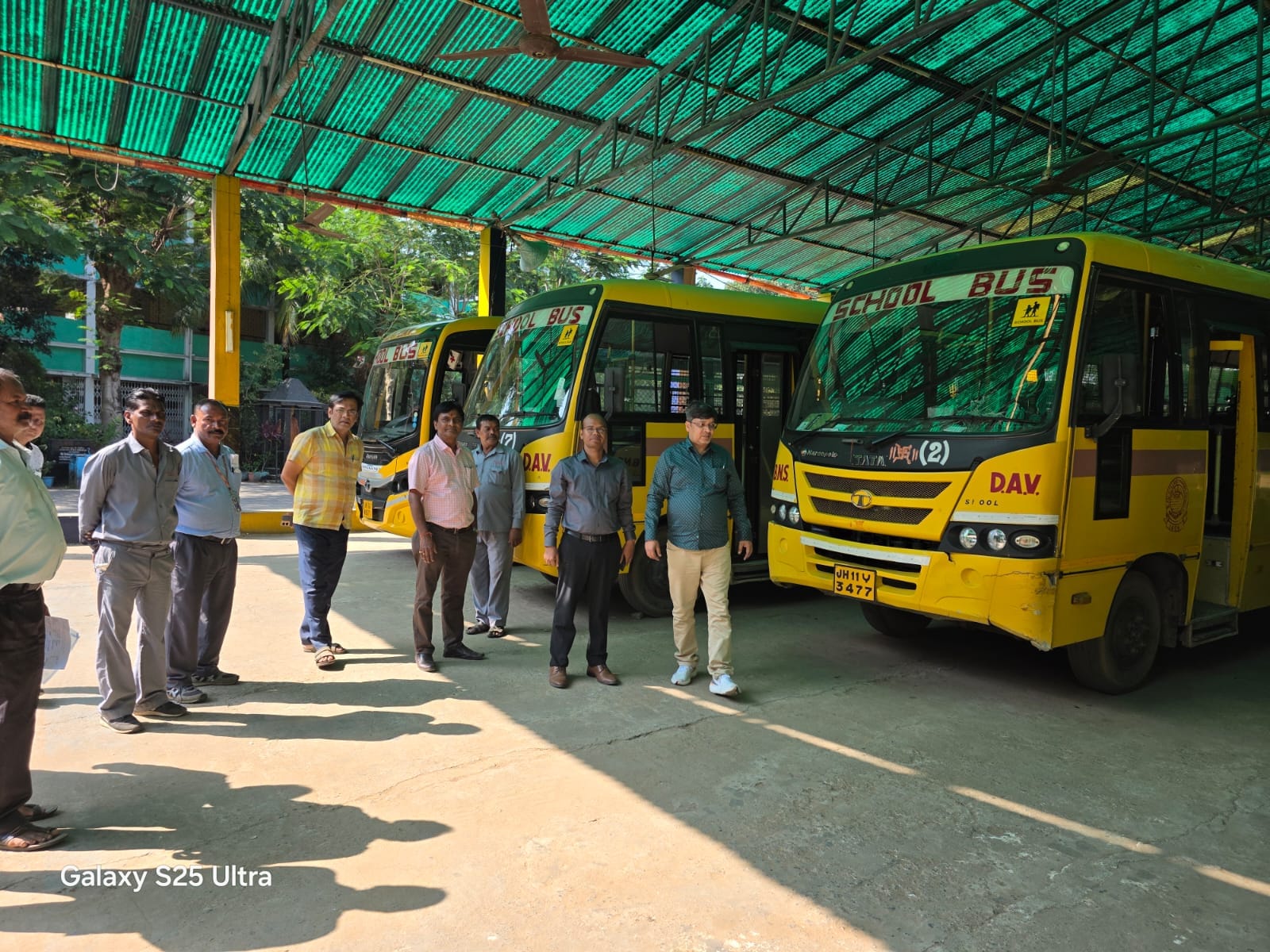 गिरिडीहः डीटीओ ने की स्कूल बसों की जांच, दिए कड़े निर्देश