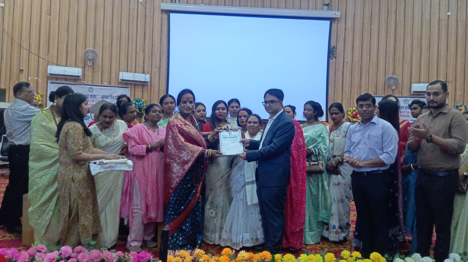 रामगढ़ः डीसी ने ट्रांसजेंडरों को सौंपा पहचान पत्र व पेंशन योजना का पत्र