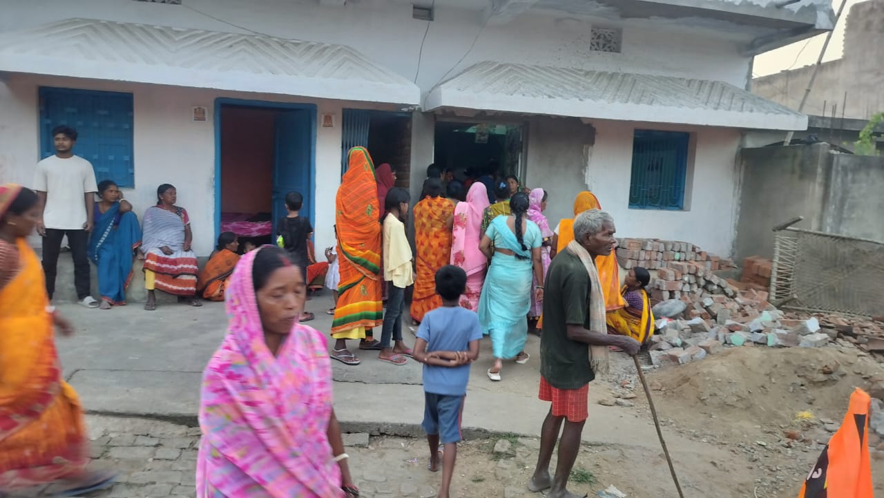 रामगढ़ः बरकाकाना में घर का लिंटर बीम गिरने से बेटे की मौत, पिता घायल