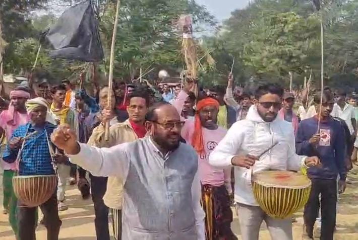 धनबादः मैथन डैम में एडवेंचर बोटिंग का विरोध, विधायक व परियोजना प्रमुख का फूंका पुतला