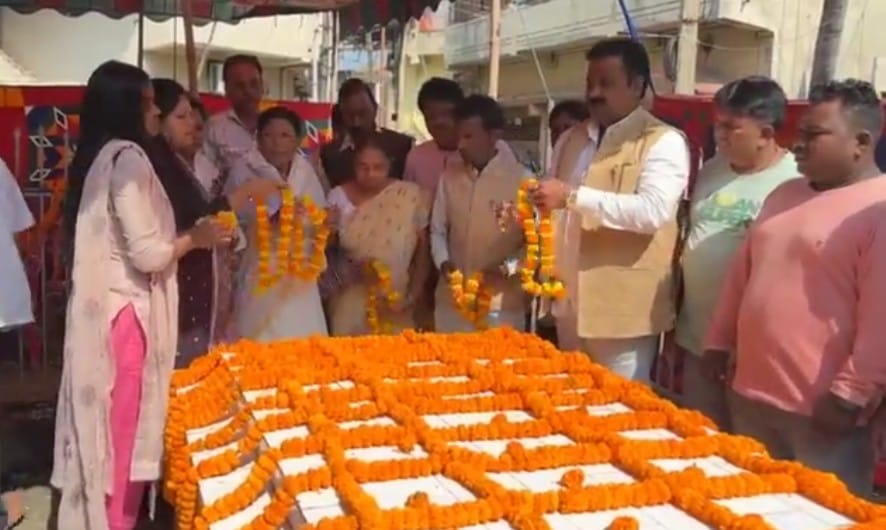 चक्रधरपुरः पूर्व सांसद विजय सिंह सोय को जयंती पर दी गई श्रद्धांजलि