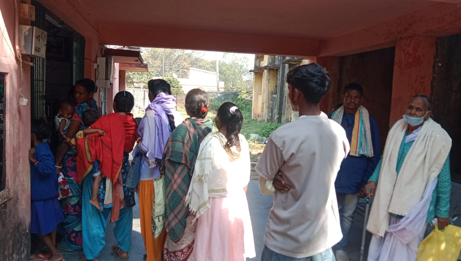 गोइलकेरा CHC में मरीजों को डॉक्टरों का करना पड़ता है इंतजार