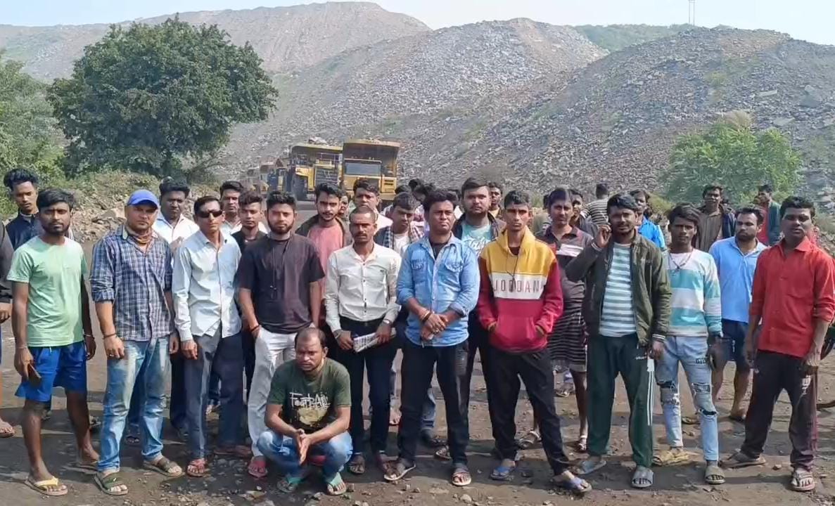 धनबादः देवप्रभा आउटसोर्सिंग पर फूटा ग्रामीणों का गुस्सा, डंपिंग कार्य ठप