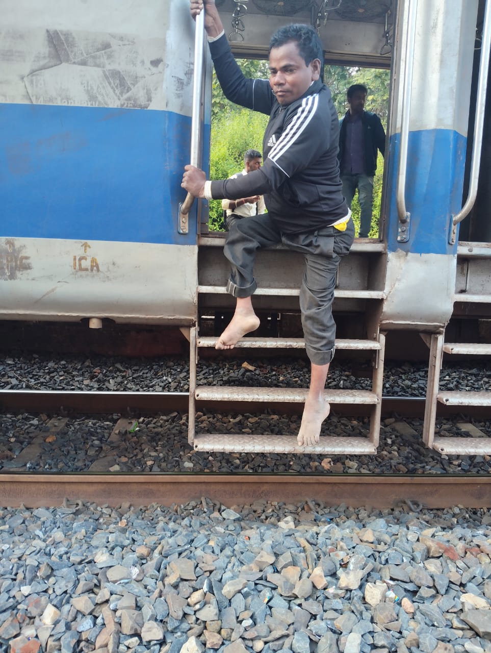 रामगढ़ः दिव्यांग जीतेंद्र पटेल स्विमिंग प्रतियोगिता में भाग लेने हैदराबाद रवाना