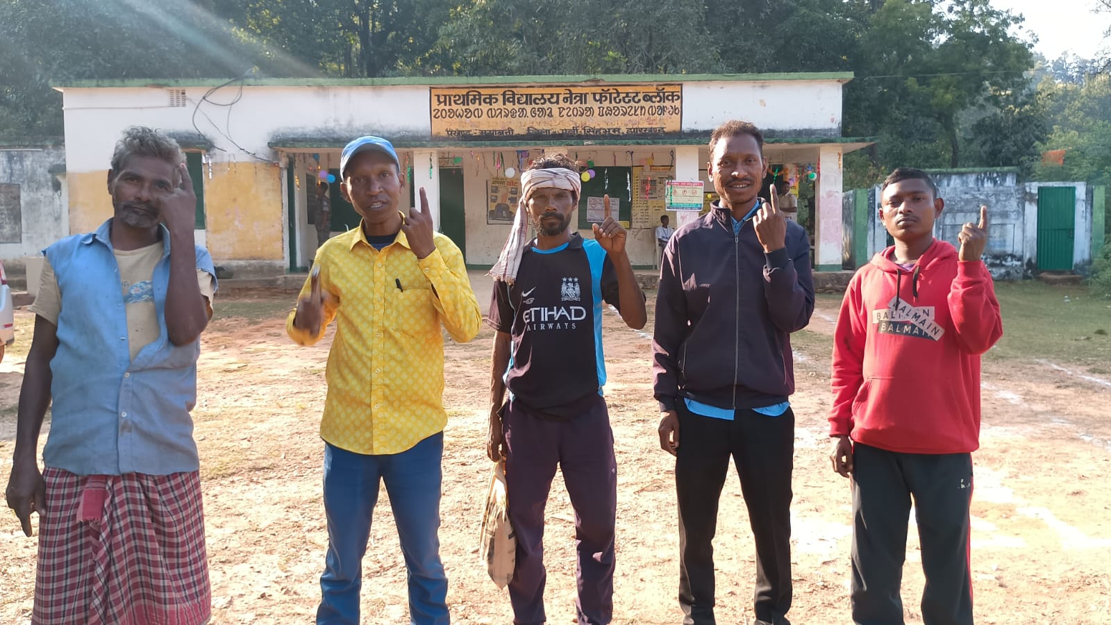 जादूगोड़ाः फॉरेस्ट ब्लॉक पंचायत में पुलिया निर्माण के आश्वासन के बाद हुई बंपर वोटिंग