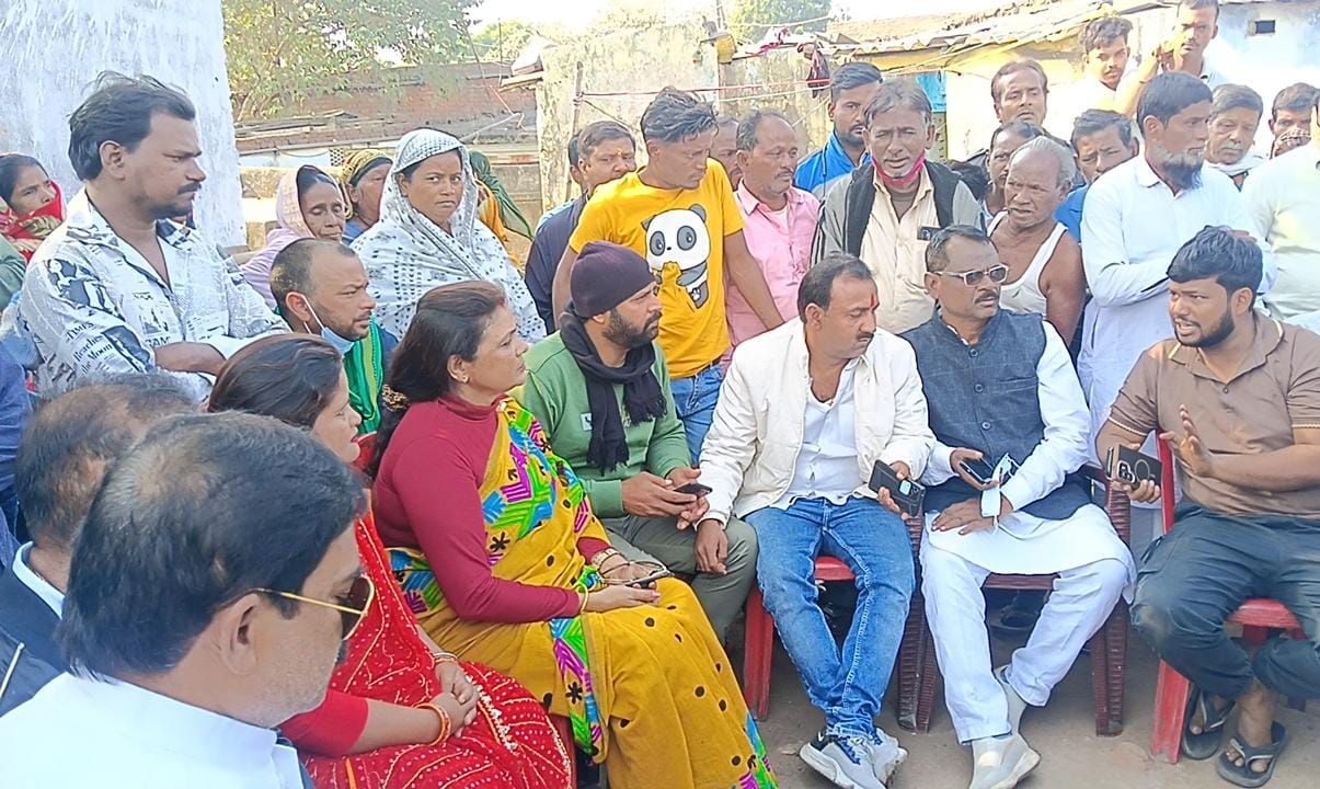 धनबादः झामुमो नेताओं ने केंदुआडीह के गैस रिसाव क्षेत्र का किया दौरा, BCCL पर लापरवाही का आरोप