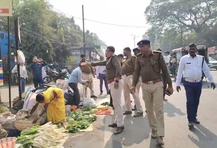 धनबादः बरटांड़ बस स्टैंड रोड से हटा अतिक्रमण, जाम से मिली राहत