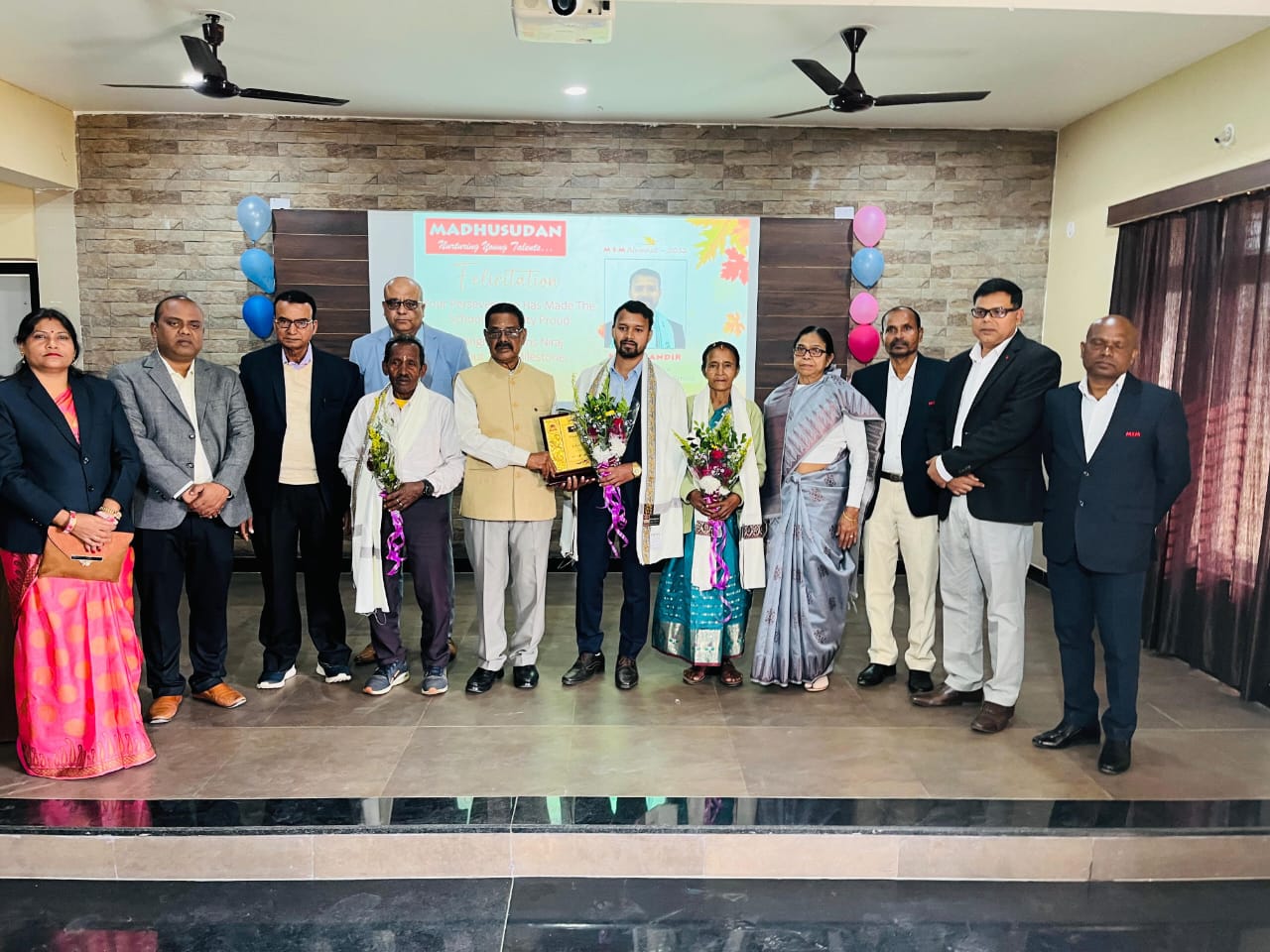 चक्रधरपुरः मधुसूदन महतो की जयंती पर विद्यालय में सम्मान समारोह