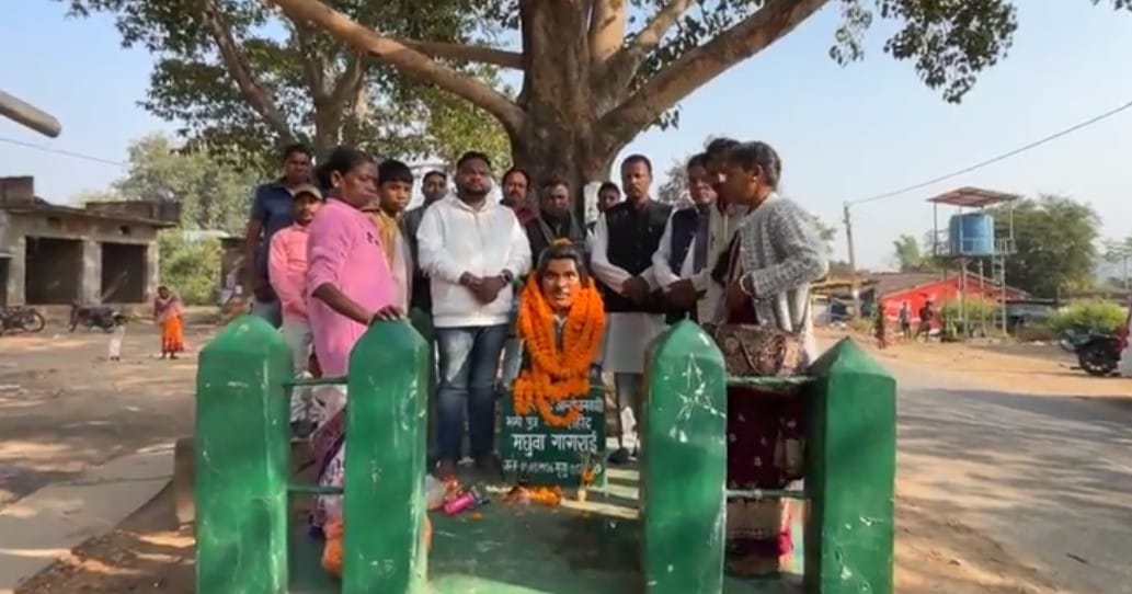 चक्रधरपुरः शहीद मछुवा गागराई को पुण्य तिथि पर दी गई श्रद्धांजलि