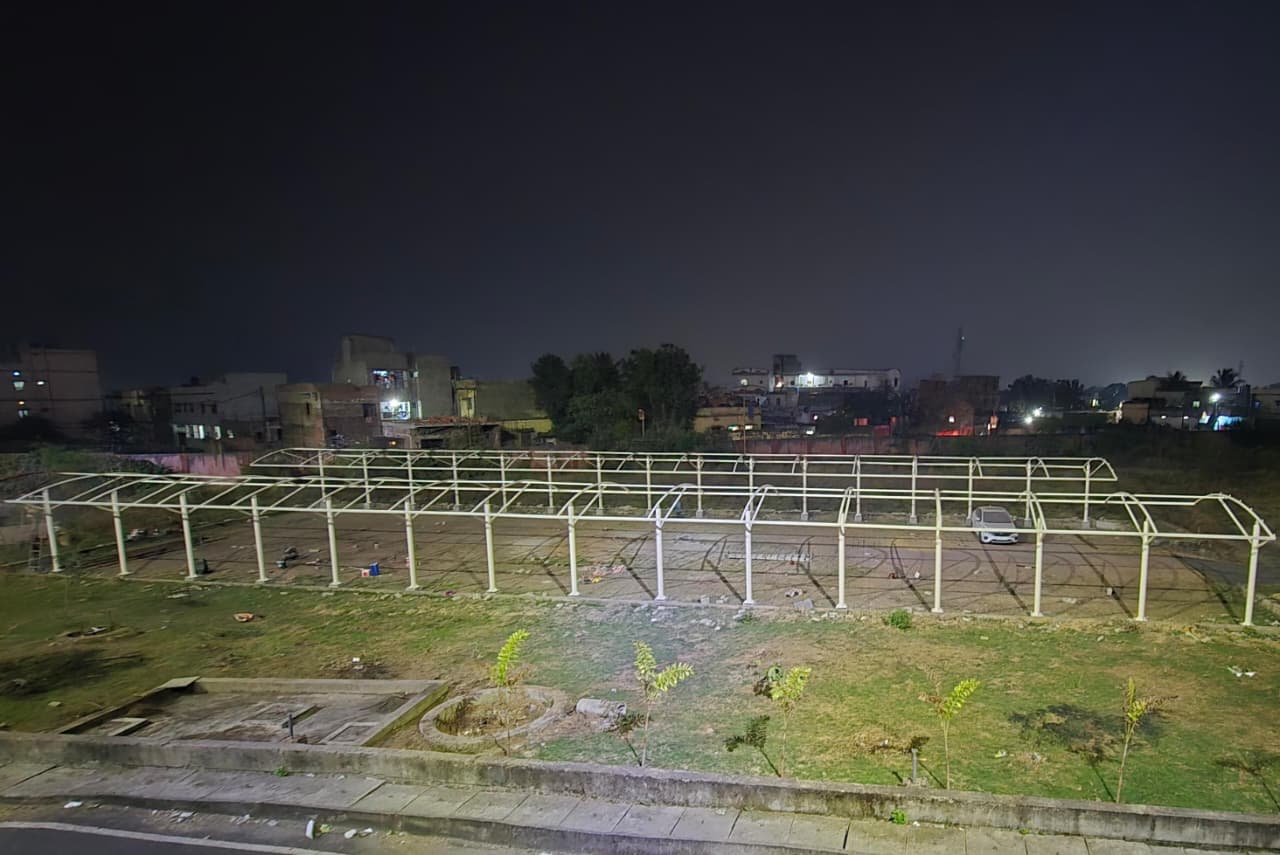 धनबाद समाहरणालय में बन रहा आधुनिक पार्किंग शेड