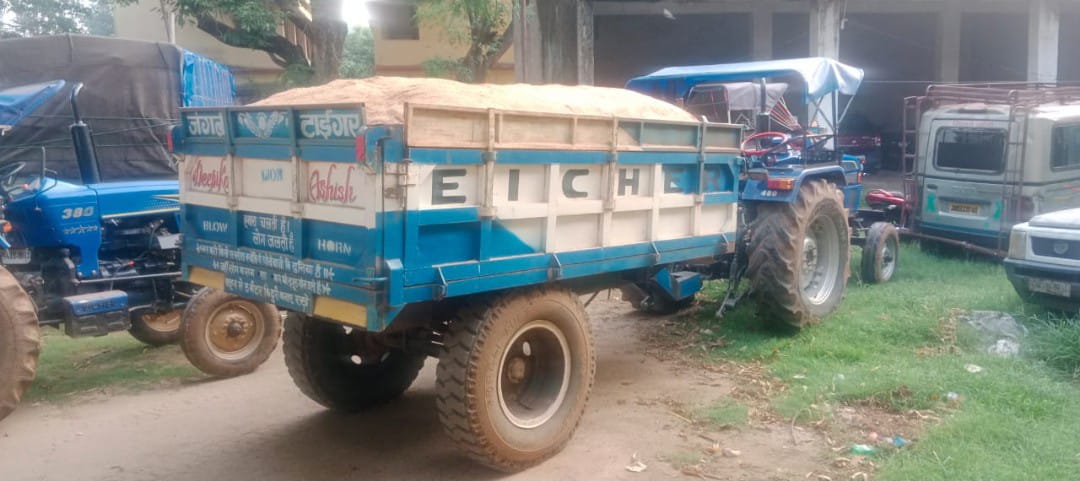 चाईबासाः एसडीओ ने बालू लदे आठ ट्रैक्टर किए जब्त, पुलिस को सौंपा