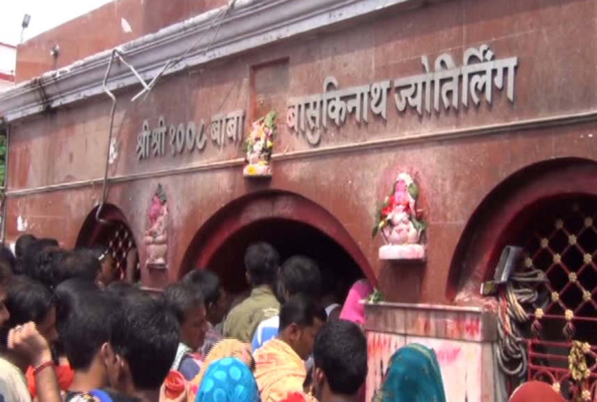 दुमकाः बासुकीनाथ मंदिर पहुंचे एसपी, सुरक्षा का लिया जायजा