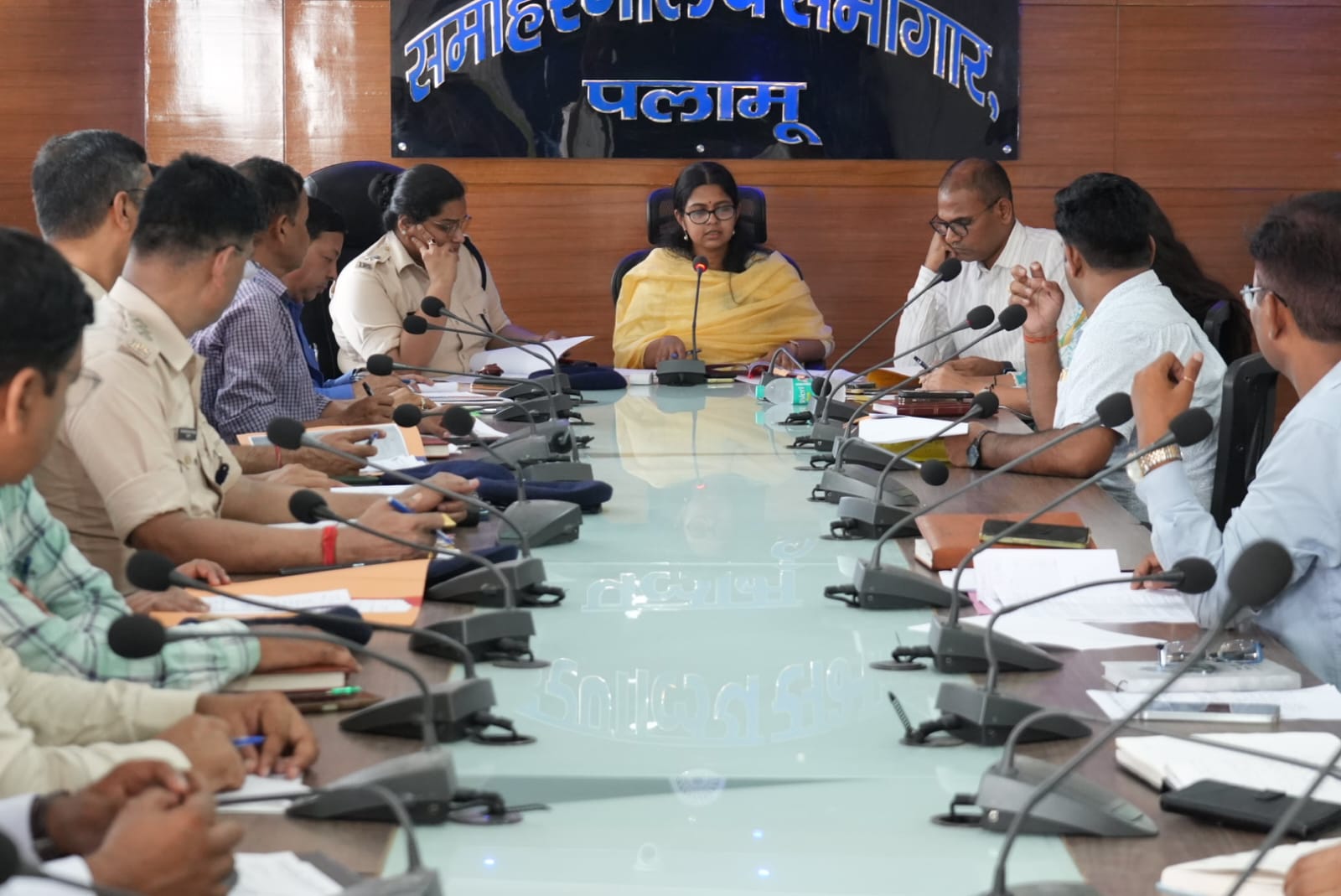 पलामूः जिला खनन टास्क फोर्स की बैठक, डीसी बोले- बालू खनन पर रोक लगाएं