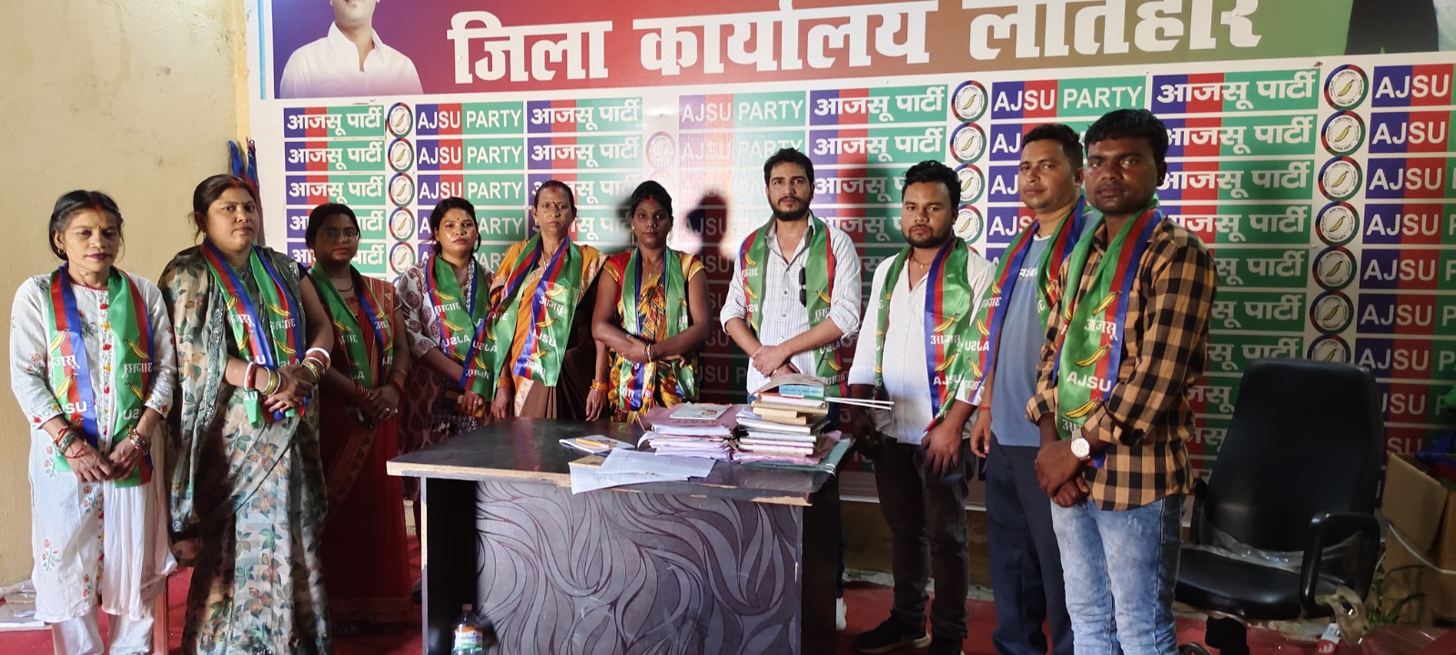 लातेहारः मिलन समारोह में कई महिलाओं ने ली आजसू की सदस्यता