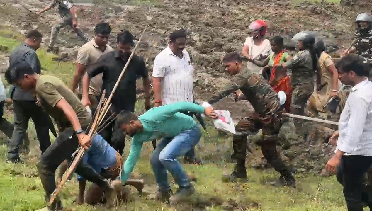 धनबादः बिना मुआवजा काम करने पर बवाल, पुलिस लाठीचार्ज में दर्जनों ग्रामीण घायल