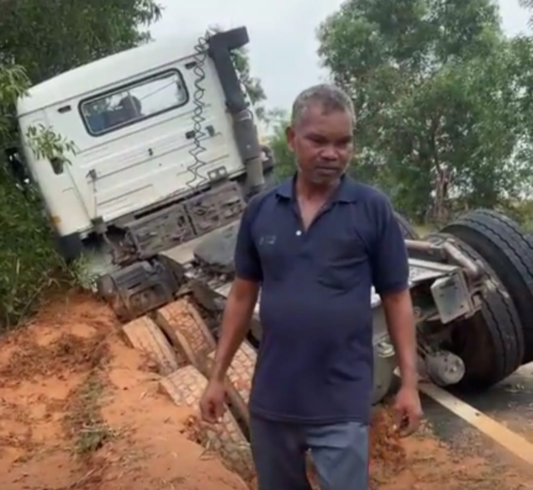 चाईबासाः टोकलो-कुचाई मार्ग पर ट्रेलर पलटा, चालक व खलासी बाल-बाल बचे