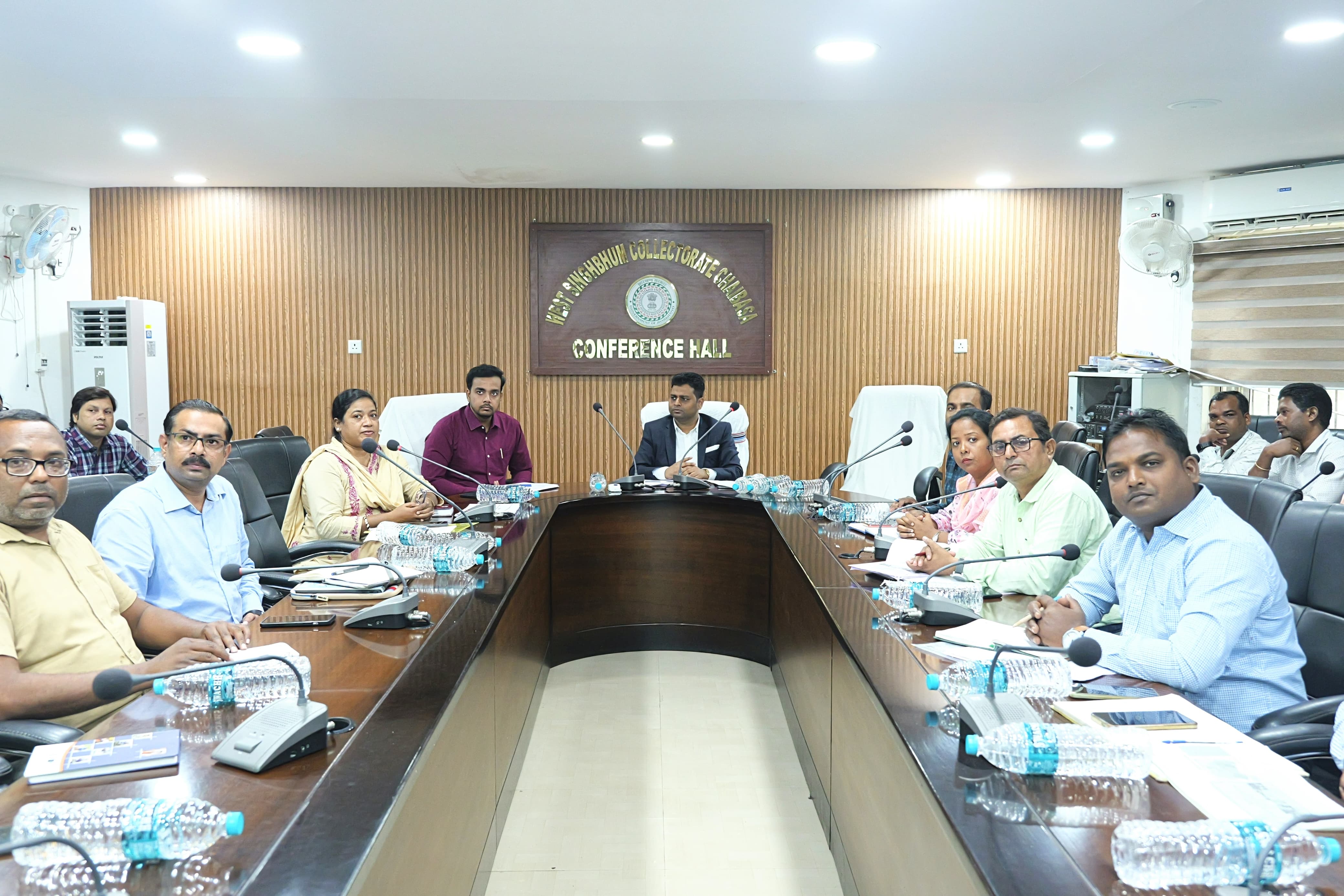 चाईबासाः जिले के प्रखंडों में खुलेंगे दीदी कैफे, डीसी ने अधिकारियों को दिए निर्देश