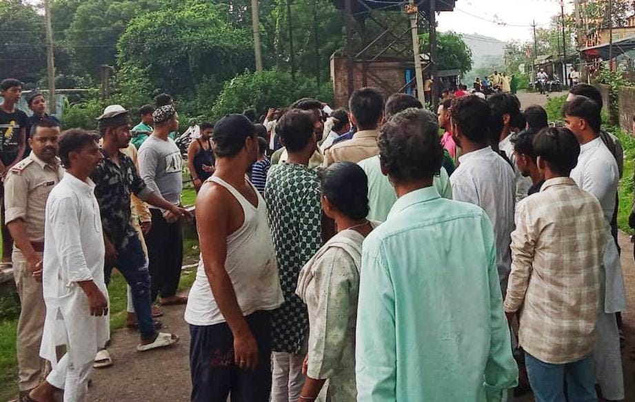 धनबादः लोयाबाद में नमाज के बाद दो गुटों में झड़प, कई लोग घायल, पुलिस तैनात