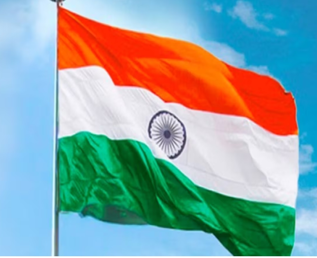 बोकारो : पूर्व विधायक बिरंची नारायण ने मंडल अध्यक्षों को बांटा तिरंगा