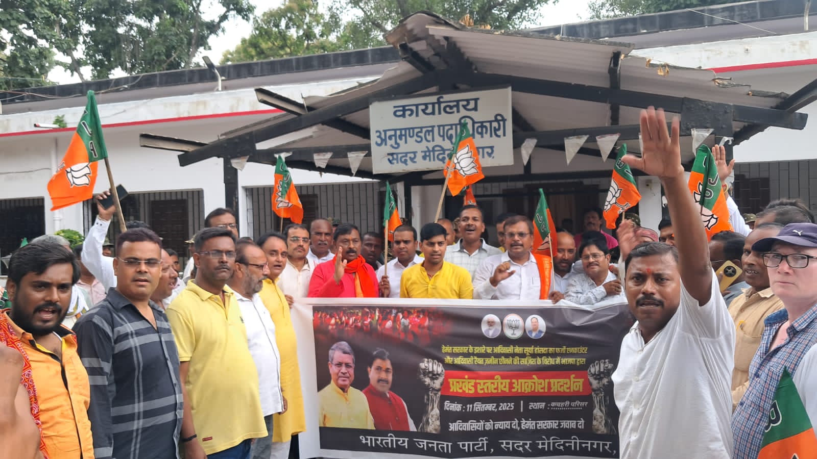 पलामूः सूर्या हांसदा एनकाउंटर की CBI जांच की मांग को लेकर भाजपा का प्रदर्शन, SDM को ज्ञापन