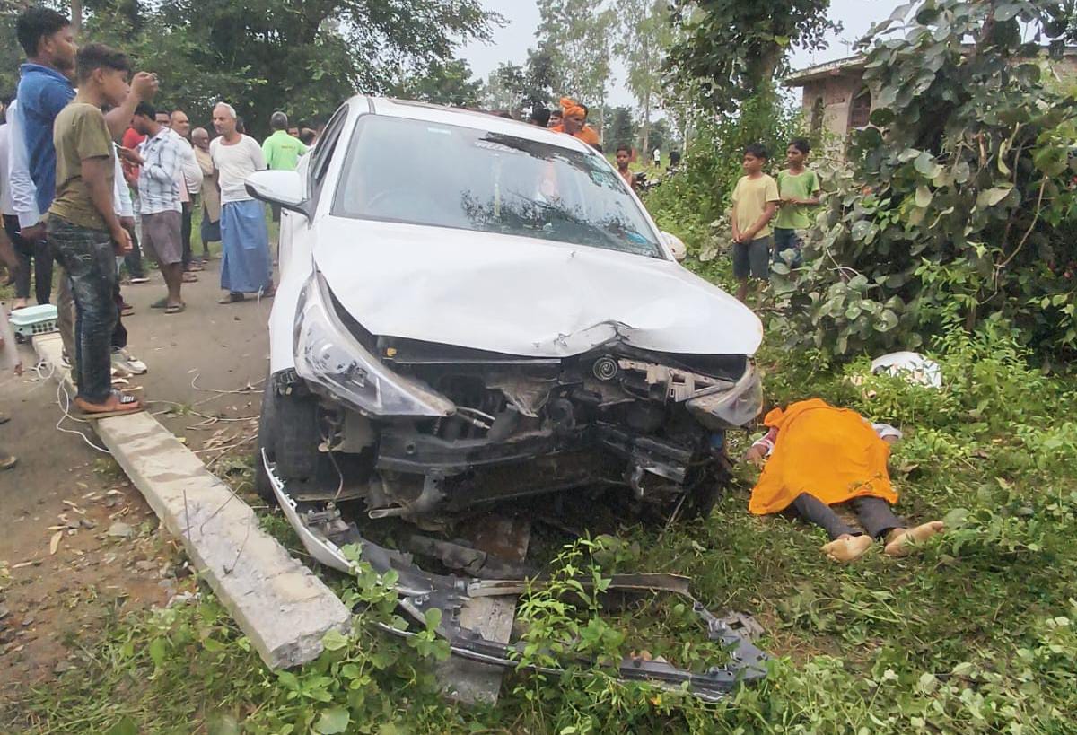 पलामूः तेज रफ्तार कार ने खंभे में मारी टक्कर, युवक की मौत