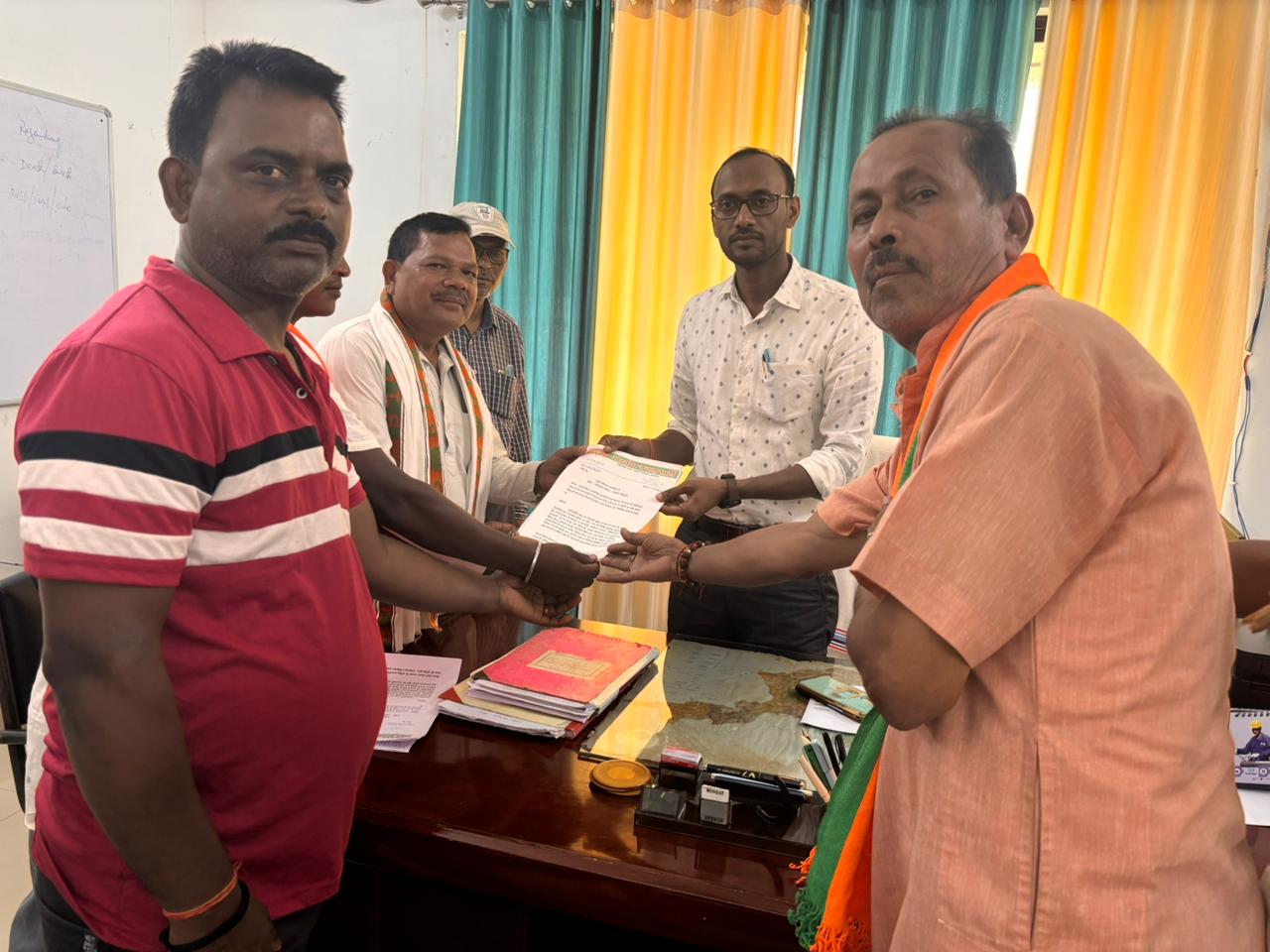चाईबासाः गोइलकेरा में भाजपाइयों ने बीडीओ को सौंपा ज्ञापन