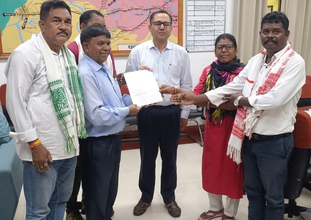चक्रधरपुरः घाघरा स्टेशन का हो भाषा में लिखा नाम हटाने का विरोध, डीआरएम को सौंपा ज्ञापन