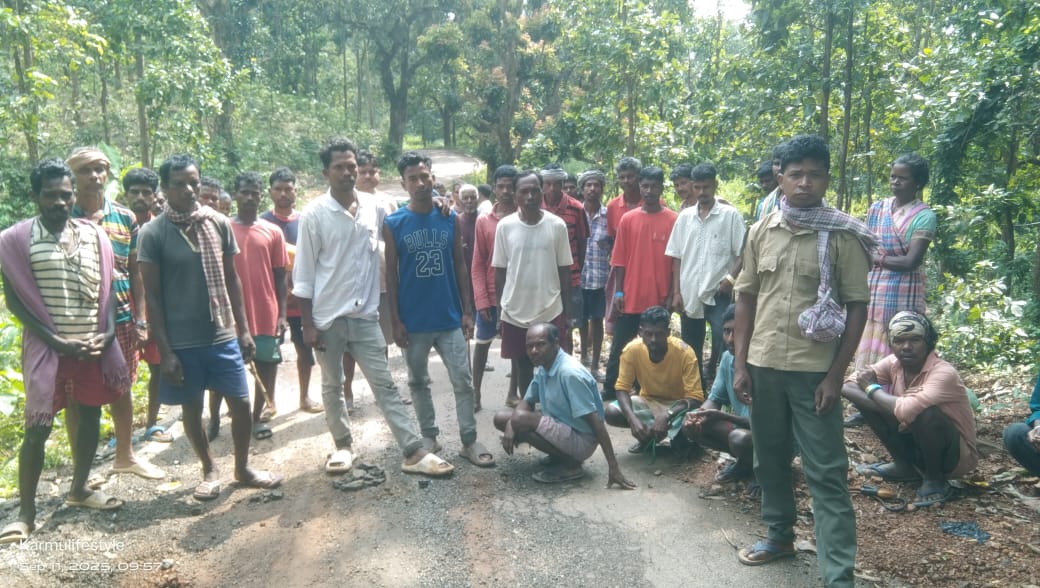 चाईबासाः  बंदगांव में सड़क निर्माण में अनियमितता पर ग्रामीणों में रोष