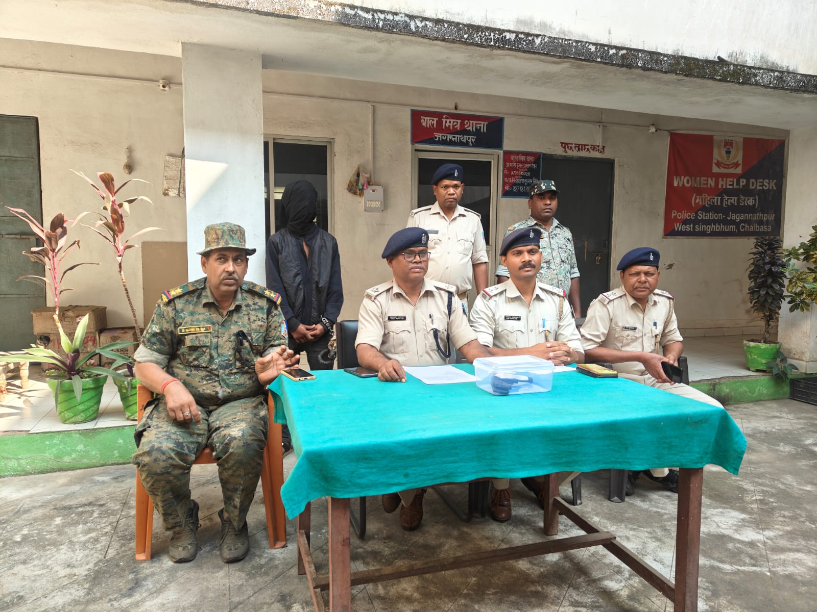 चाईबासा: देसी कट्टा लेकर लोगों को धमका रहा युवक गिरफ्तार