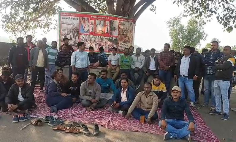 धनबादः सांसद ढुल्लू महतो के चिटाही आवास के बाहर विस्थापितों का धरना