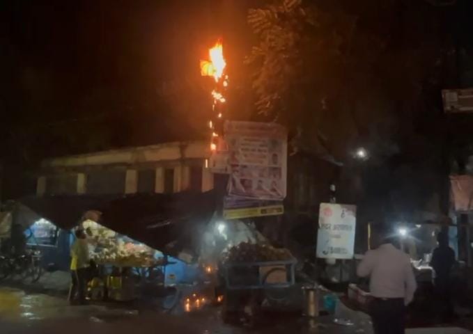 धनबादः रणधीर वर्मा चौक के पास बिजली पोल में लगी आग