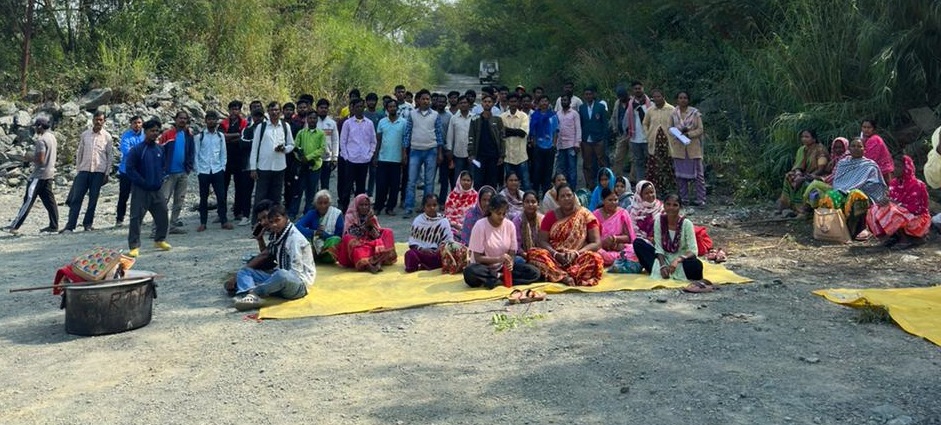 जादूगोड़ाः यूसिल के विस्थापितों का धरना तीसरे दिन भी जारी, उत्पादन ठप
