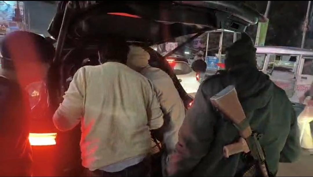 रांची पुलिस की सघन जांच में कार से 15 लाख रुपये जब्त