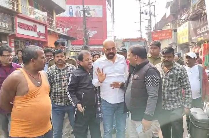 धनबादः निगम की टीम ने हीरापुर पार्क मार्केट से हटाया अतिक्रमण, चैंबर ने किया विरोध