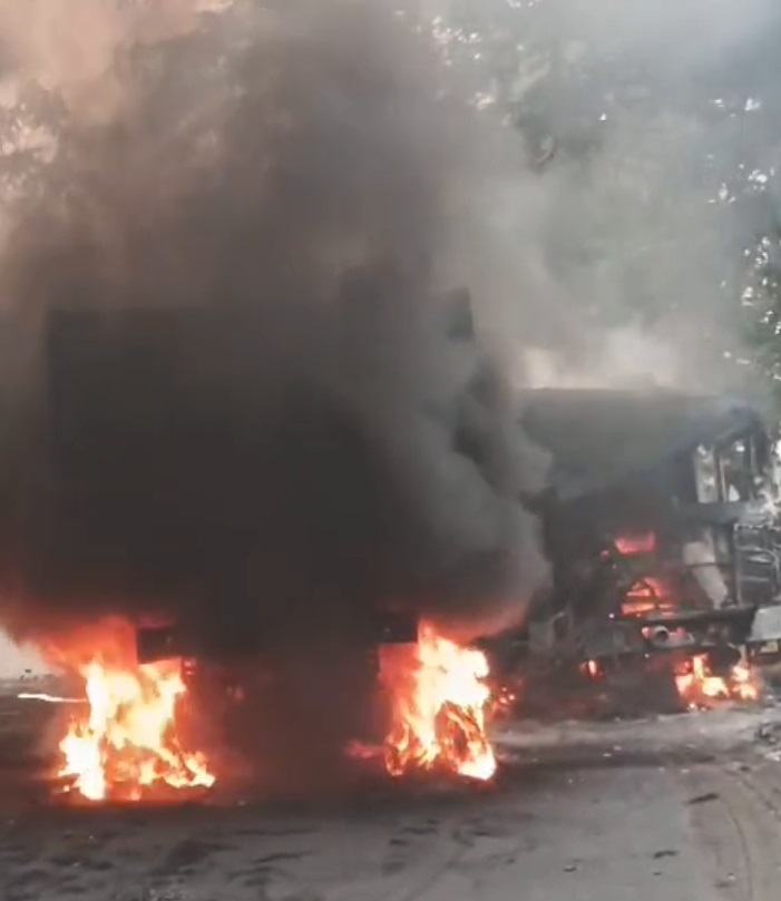 रामगढ़ः दो हाइवा के बीच टक्कर के बाद लगी आग, दोनों जलकर राख