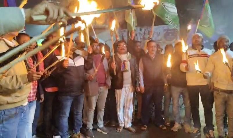 धनबादः गैस रिसाव मामले में बीसीसीएल के खिलाफ आजसू ने निकाला मशाल जुलूस