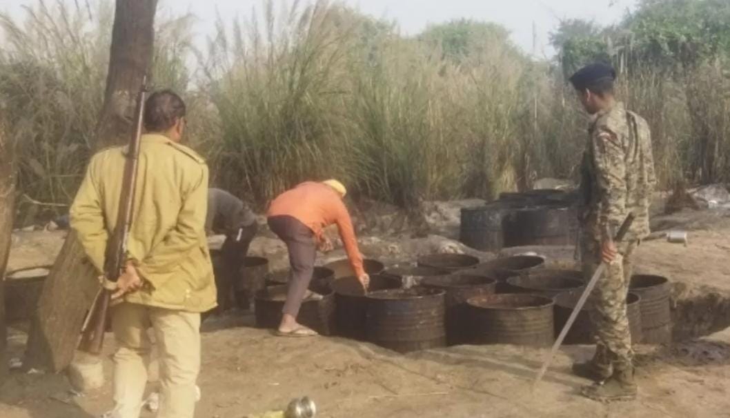 बहरागोड़ाः बरसोल में पुलिस का छापा, अवैध शराब भट्ठी ध्वस्त
