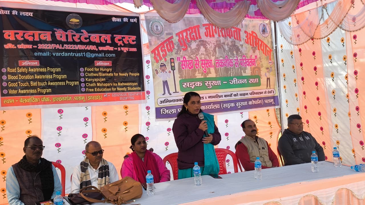 पलामूः सड़क सुरक्षा चौपाल में ग्रामीणों को दी गई ट्रैफिक रुल्स की जानकारी