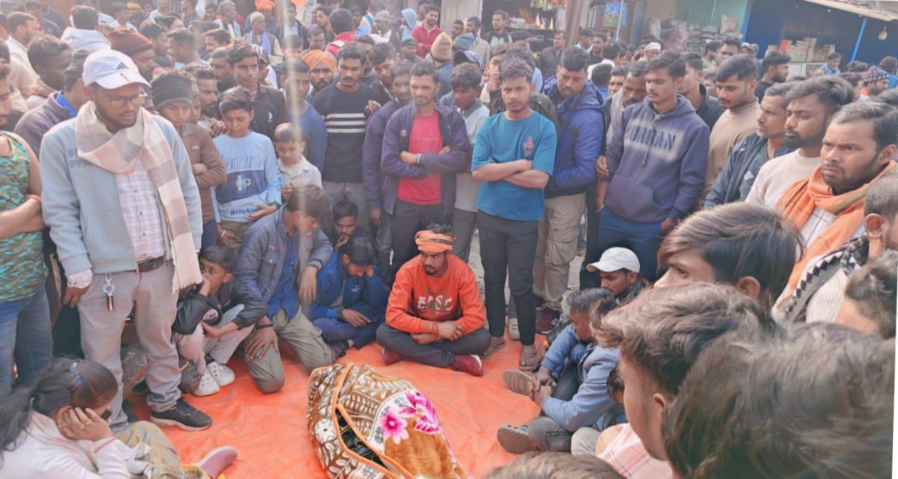 पलामूः दो युवकों को रौंदने वाले वाहन का चालक अस्पताल से फरार, विरोध में सड़क जाम